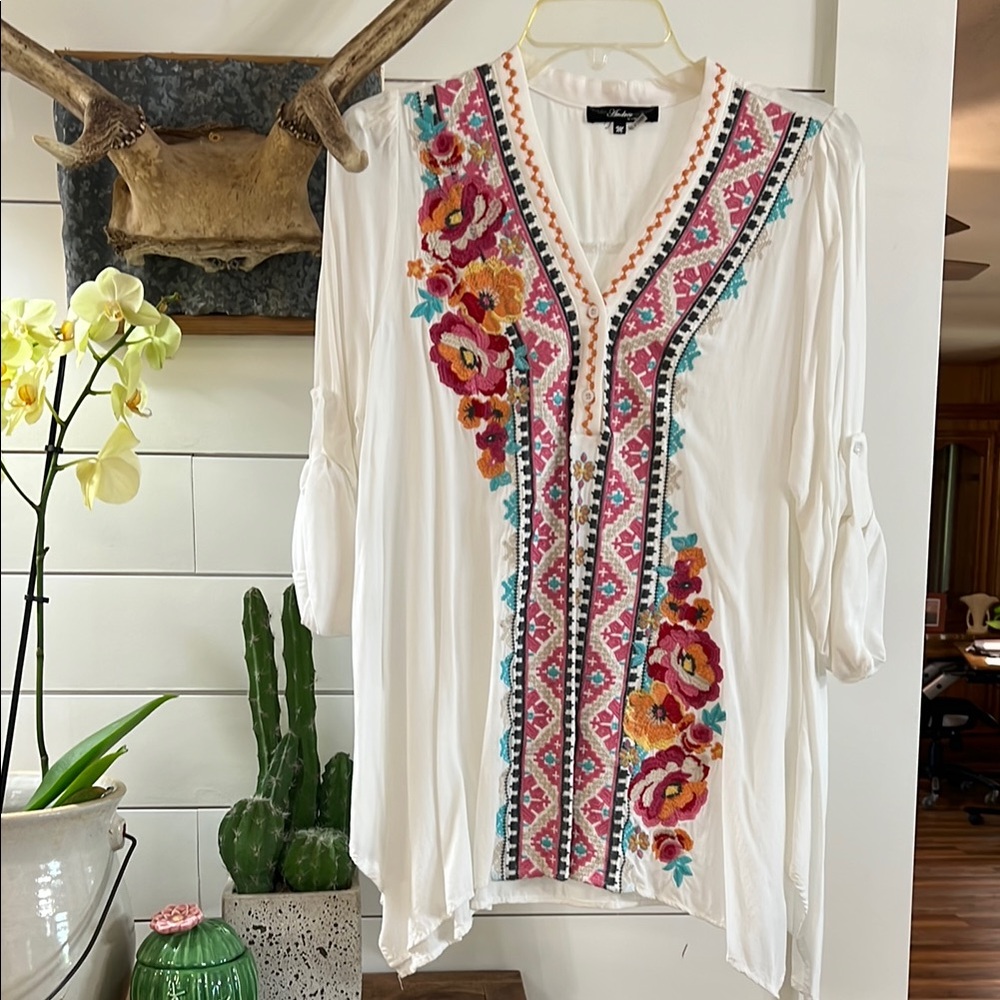 ANDREE BY UNIT White and Teal Embroidered Tunic with 3/4 Sleeves
